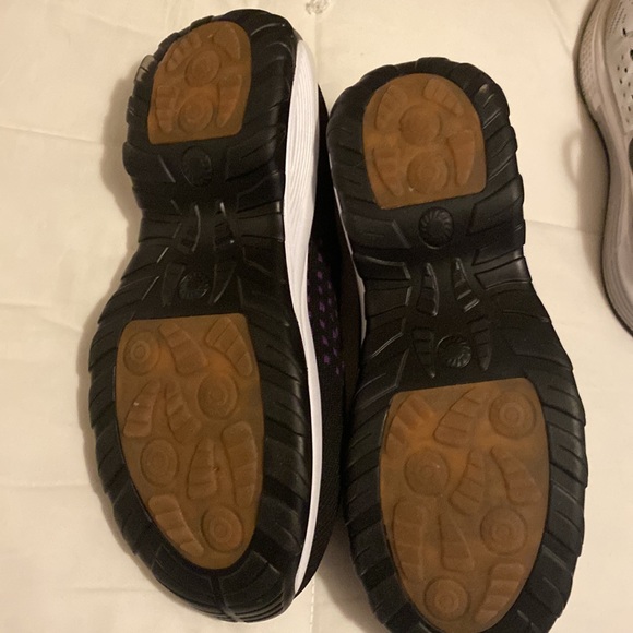 Very comfortable sneaker- great for nurses! - Picture 5 of 7